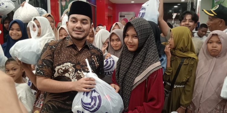 Ketua DPRK Nagan Raya Belanja Baju Lebaran untuk Anak Yatim