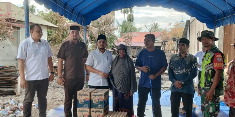 Ketua DPRK Nagan Raya Serahkan Bantuan Kepada Korban Kebakaran