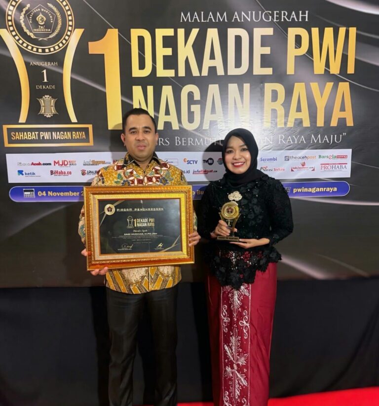 Camat Seunagan Timur, Said Mudhar.M.Pd.,MM didampingi Istri tercinta saat menerima Penghargaan di malam Anugerah 1 Dekade PWI Nagan Raya