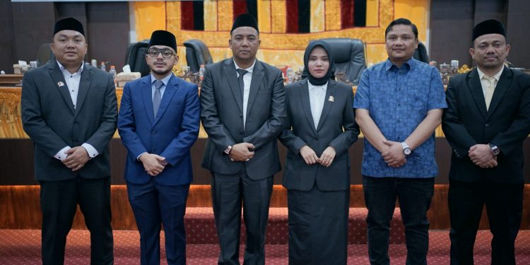 Wabup Nagan Raya Hadiri Rapat Paripurna Pelantikan PAW Anggota DPRK