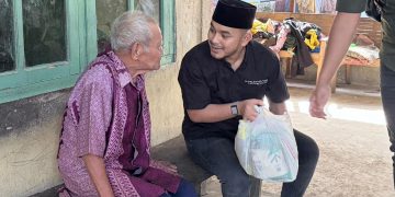 Sambut Idul Adha, Ketua DPRK Nagan Raya Salurkan Sembako untuk Lansia dan Fakir Miskin