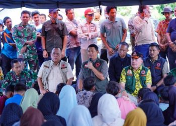 Bupati TRK Dampingi Kepala BNPB Tinjau Pengungsian di Beutong Ateuh