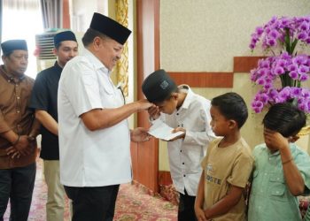 Bupati TRK Kembali Salurkan Santunan Bagi Anak Yatim dan Masyarakat Kurang Mampu