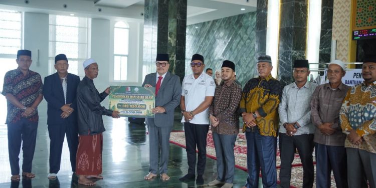 Bupati TRK Serahkan Bantuan Sarpras Pendidikan dan Syiar Terhadap 27 Lembaga Keagamaan