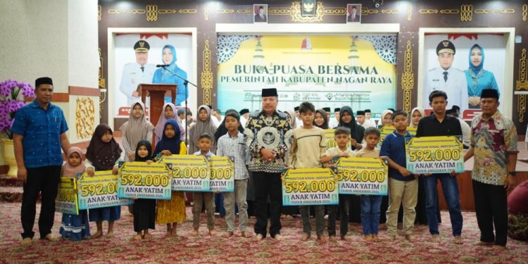 Bupati TRK Serahkan Bantuan 1 Miliar kepada 1.832 Anak Yatim di Nagan Raya