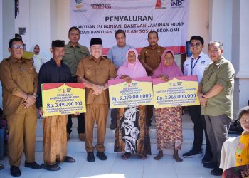 Bupati TRK Serahkan Bantuan Sosial Rp9,8 Miliar bagi Korban Bencana Hidrometeorologi di Beutong Ateuh Banggalang