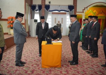 Lantik 8 Pejabat Pimpinan Tinggi Pratama, TRK Tegaskan Integritas dan Disiplin ASN