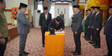 Lantik 8 Pejabat Pimpinan Tinggi Pratama, TRK Tegaskan Integritas dan Disiplin ASN