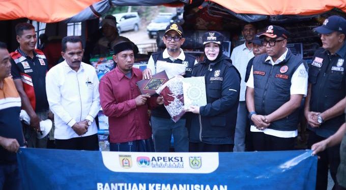 Raja Sayang Dampingi Walikota Banda Aceh Salurkan Bantuan Banjir di Beutong Ateuh