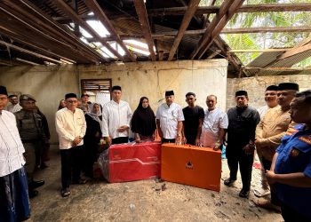 Respon Cepat di Hari Lebaran, Bupati TRK Salurkan Bantuan untuk Korban Rumah Rusak