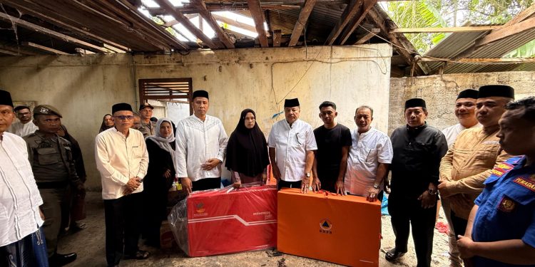 Respon Cepat di Hari Lebaran, Bupati TRK Salurkan Bantuan untuk Korban Rumah Rusak