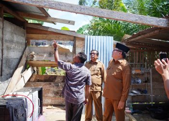 TRK Serahkan Bantuan Tunai Rp21 Juta kepada Korban Angin Kencang di Seunagan Timur dan Beutong
