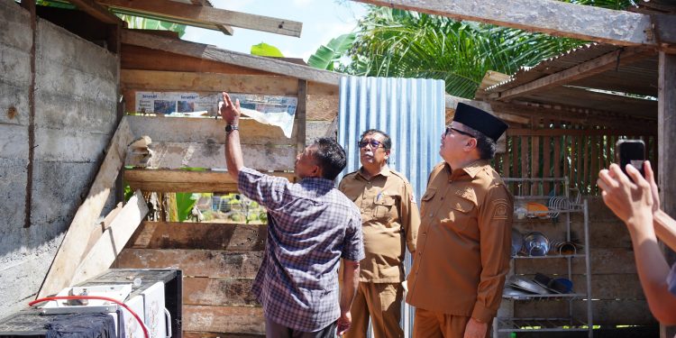 TRK Serahkan Bantuan Tunai Rp21 Juta kepada Korban Angin Kencang di Seunagan Timur dan Beutong