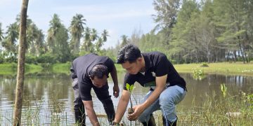 Peringati Hari Bhakti Adhyaksa, Kejari Nagan Raya Tanam Ribuan Pohon Manggrove di Pantai Kolam Bebek
