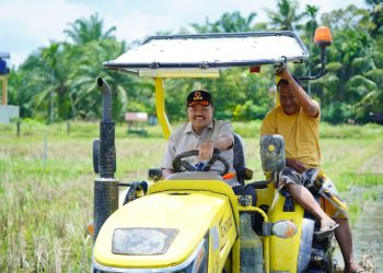 Bupati TRK Serahkan Lima Traktor Kementan kepada Kelompok Tani