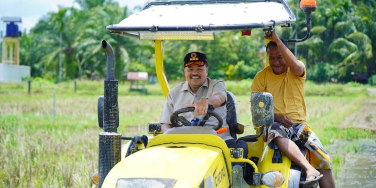 Bupati TRK Serahkan Lima Traktor Kementan kepada Kelompok Tani