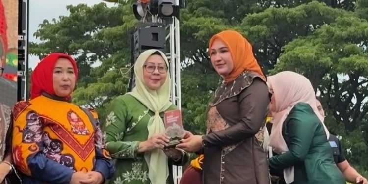 Ketua TP-PKK Nagan Raya Terima Penghargaan Pelestari Tradisi Kuliner Aceh
