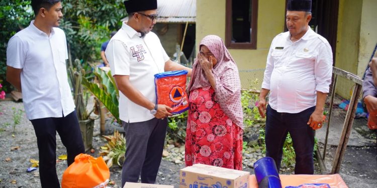 Wabup Raja Sayang Serahkan Bantuan Masa Panik kepada Korban Kebakaran di Kabu Blang Sapek