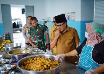 Bupati TRK Tinjau SPPG Parom, Pastikan Makanan MBG Aman dan Bergizi