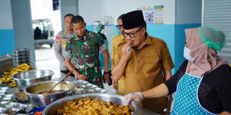 Bupati TRK Tinjau SPPG Parom, Pastikan Makanan MBG Aman dan Bergizi